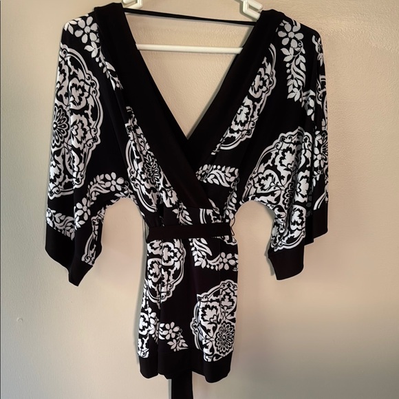 White Horse Black Market Elegant Black and White Women's Top - Picture 5 of 9